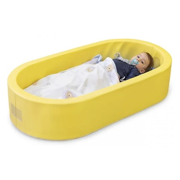 Lit bas en mousse pour la sieste en crèche